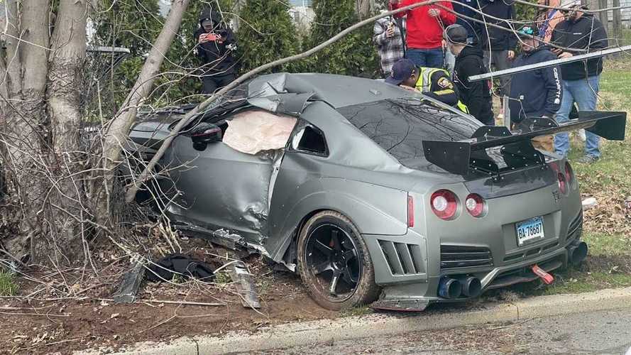 Vídeo: un Nissan GT-R se estrella contra un árbol