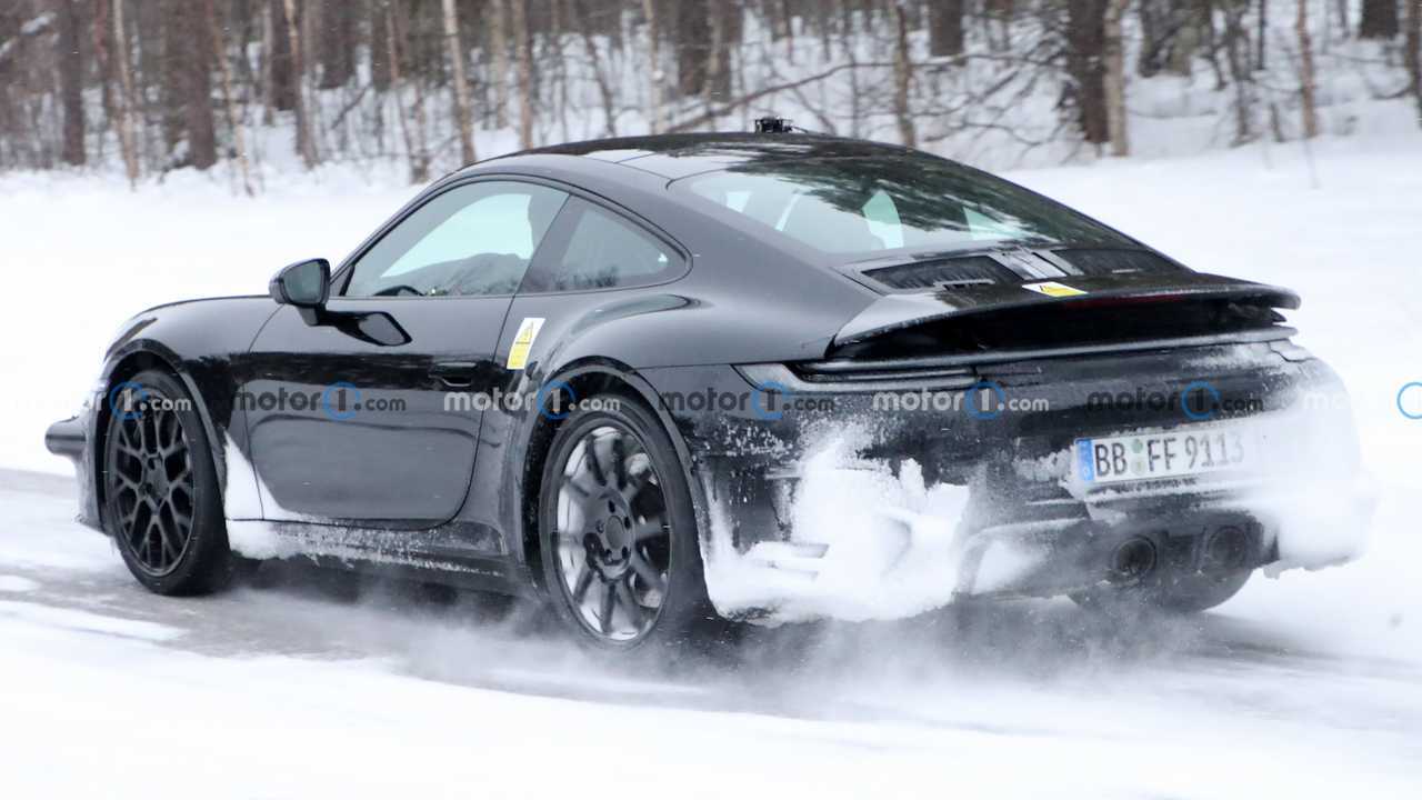 Porsche 911 ibrida, le foto spia sulla neve