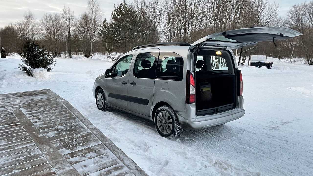 Opel Combo Life в три четверти сзади с поднятой пятой дверью