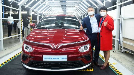Вьетнамский VinFast начал отгружать электромобили клиентам Vinfast Vf e34: Die ersten Kunden erhielten nun ihr Auto