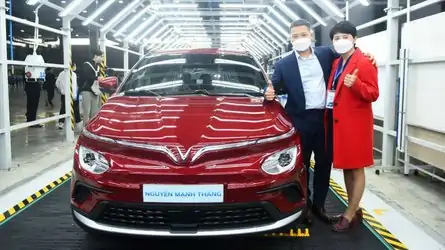 Вьетнамский VinFast начал отгружать электромобили клиентам Vinfast Vf e34: Die ersten Kunden erhielten nun ihr Auto