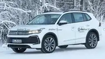 Neue Erlkönigbilder des VW Tiguan (2023) in weiß vom 15.12.2022