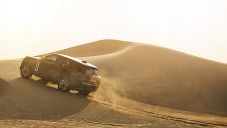 La Range Rover elettrica e i test nel deserto