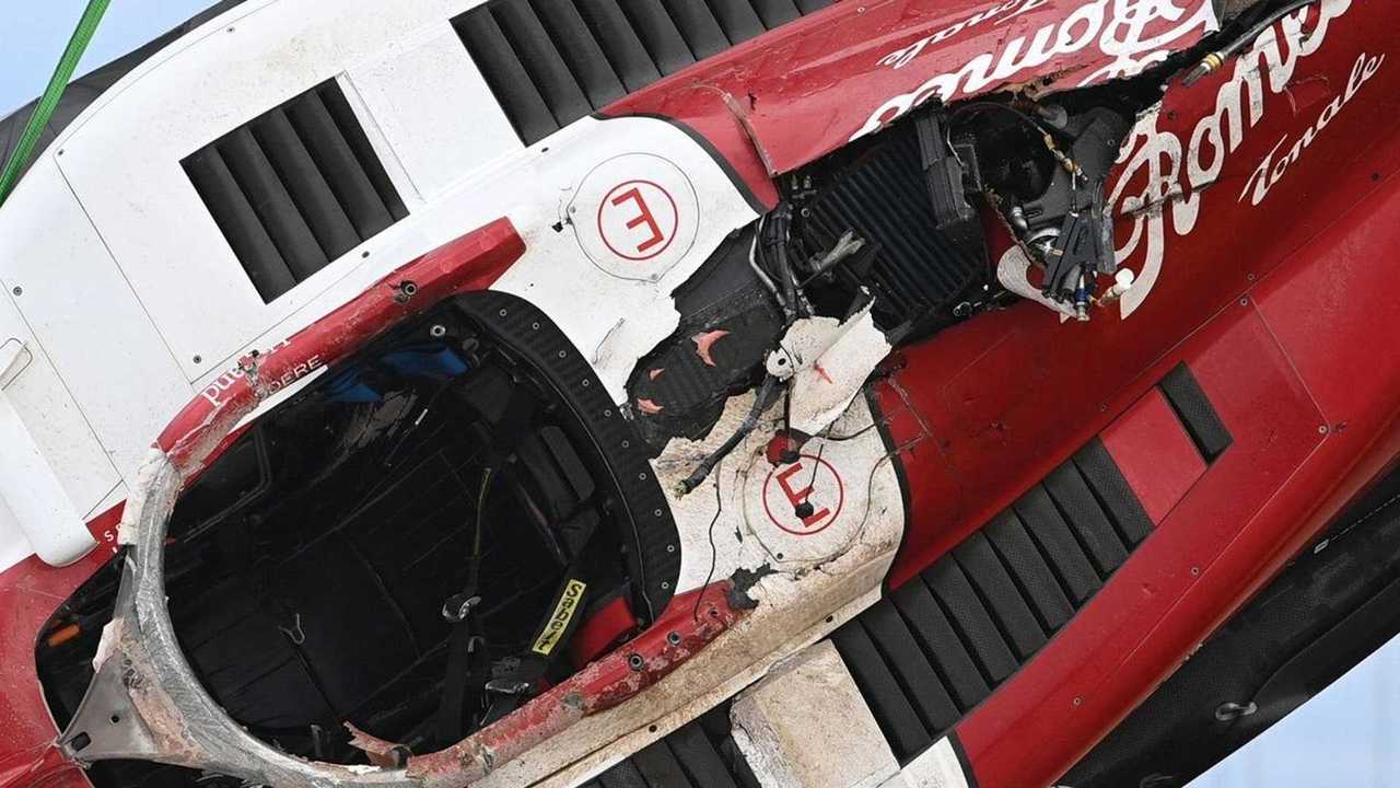 El Alfa Romeo C42 de Guaynu Zhou sin barra antivuelco, tras el accidente en Silverstone. PH: Mark Sutton / Motorsport Images.