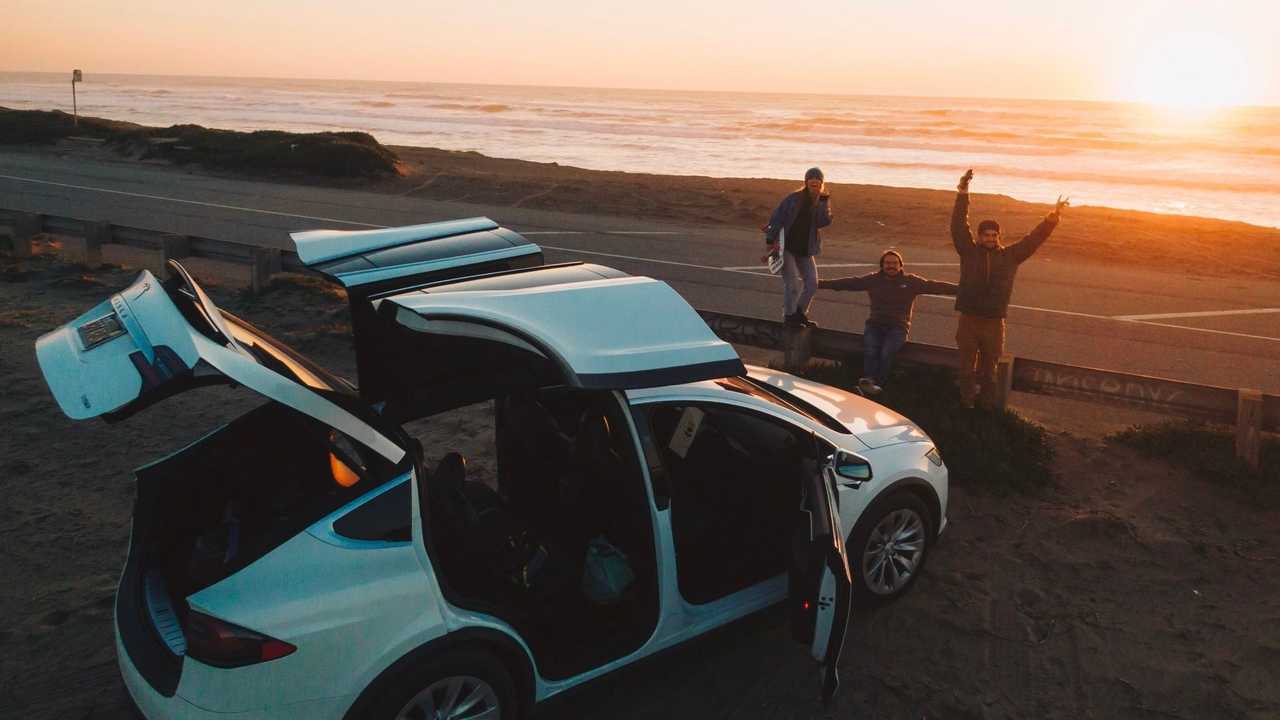 Los uruguayos viajarán a Alaska en un Model 3 y un Model X.