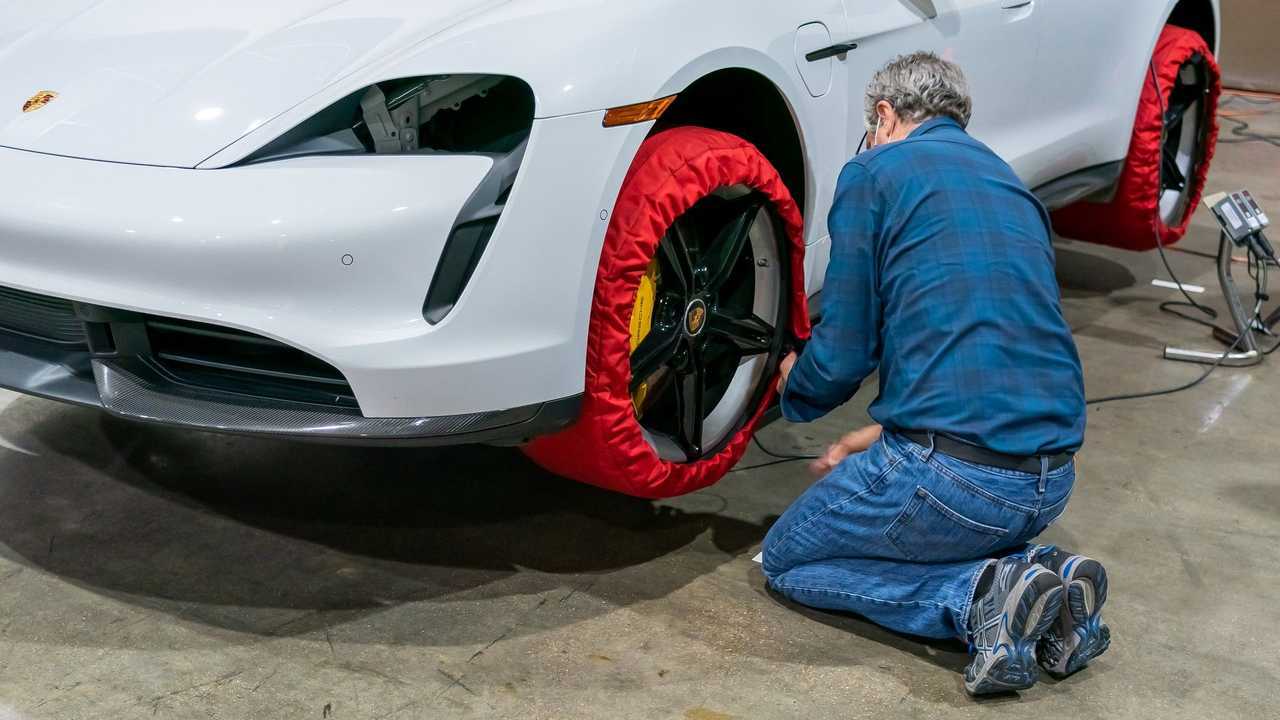 Porsche Taycan Turbo S récord velocidad indoor